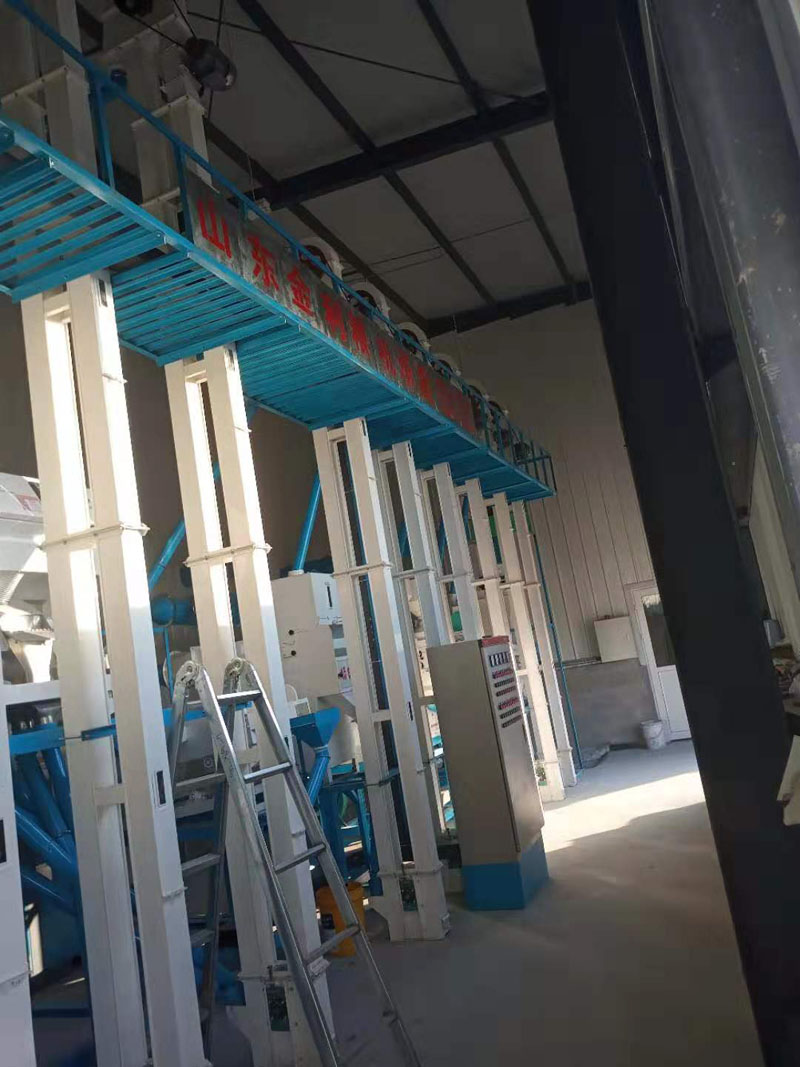 河北張家口市萬(wàn)全縣20噸小米成套加工設(shè)備安裝調(diào)試完畢