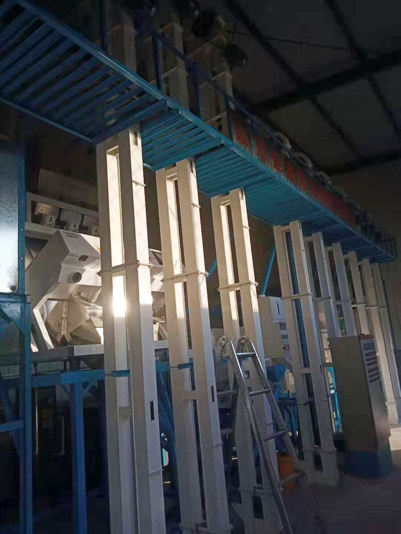 河北張家口市萬(wàn)全縣20噸小米成套加工設(shè)備安裝調(diào)試完畢